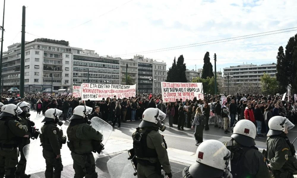 Ένταση στην Πατησίων μετά το φοιτητικό συλλαλητήριο – Έσπασαν μαγαζιά